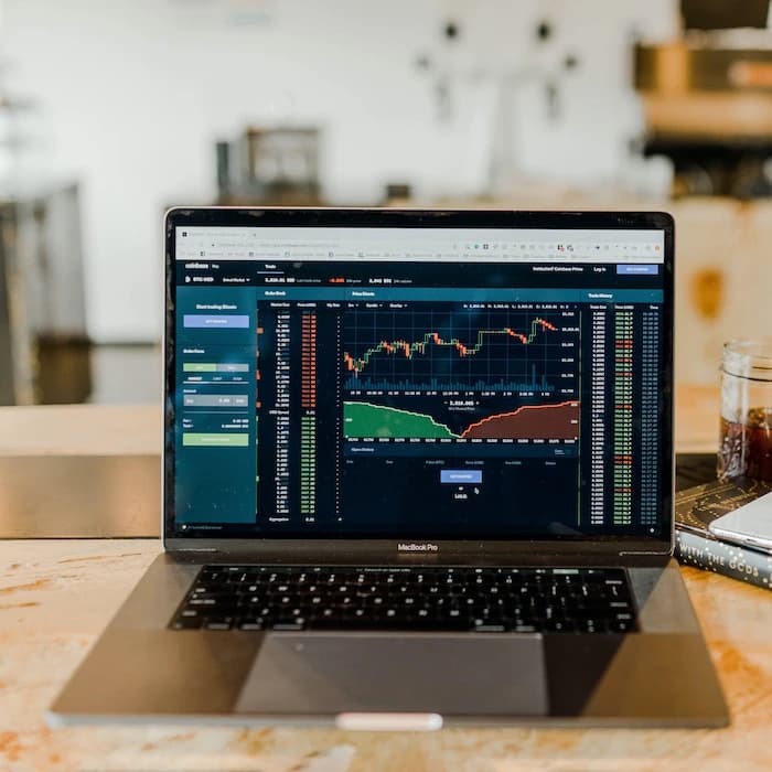 Écran d'ordinateur qui montre des courbes de données