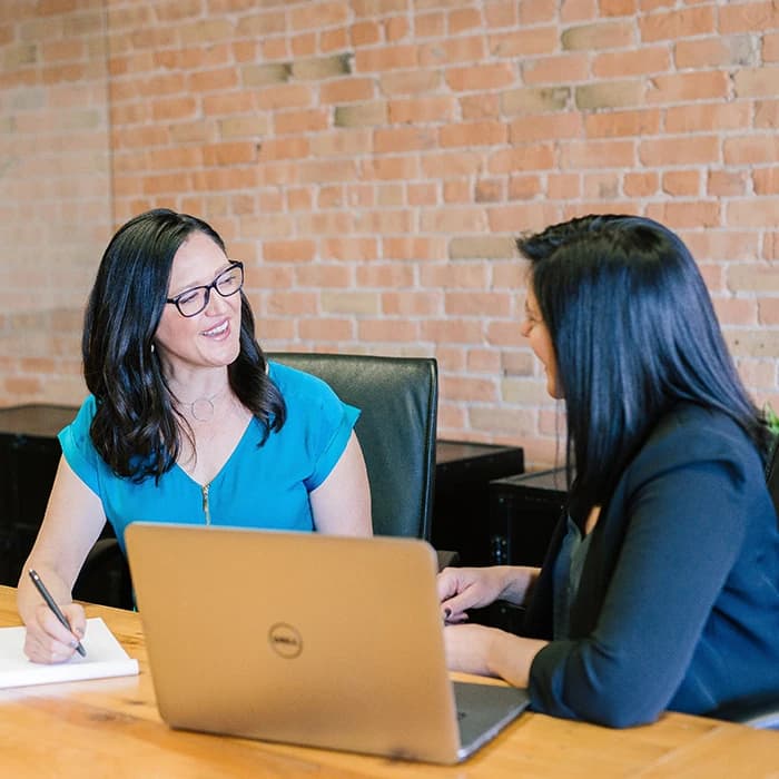 Deux femmes qui se parlent dans un bureau