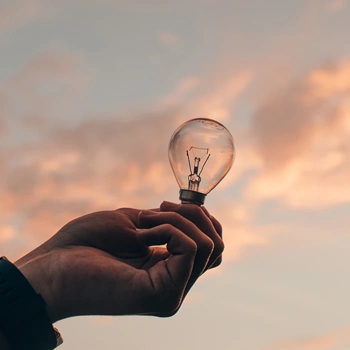 Main tenant une ampoule