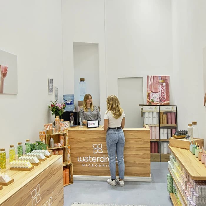 illustration d'une expérience d'achat mêlant canaux digitaux et physiques